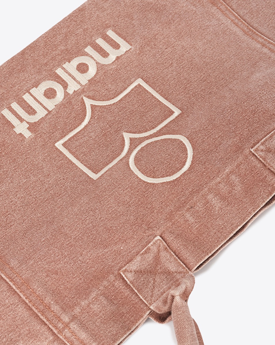 Produit Cabas en toile Yenky zip Isabel Marant. Coloris Rust délavé avec logo "MARANT" brodé devant. Détail de la toile en coton et du logo brodé blanc