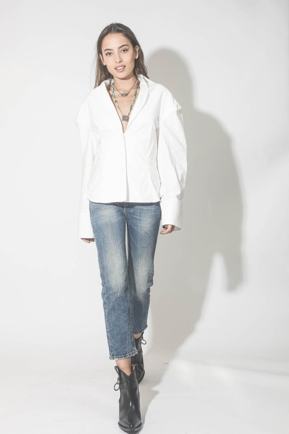 Collier sautoir perles et grigris pendentif vintage Voyageuse Patricia Arango. Porté avec une chemise blanche et un jeans.