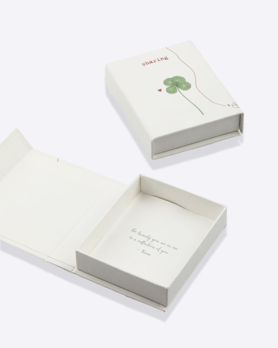 Bo&icirc;te po&egrave;me de pr&eacute;sentation du collier sharing accompagn&eacute; d'une pochette brod&eacute;e.