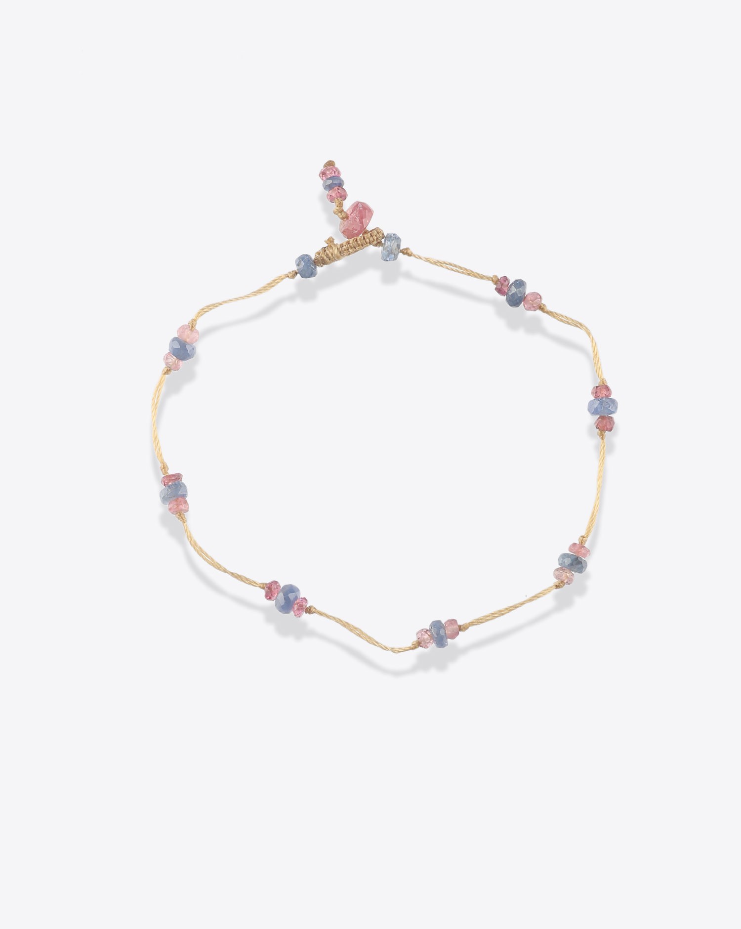 Bracelet Saphir Sharing Cordon Beige avec perles. 
