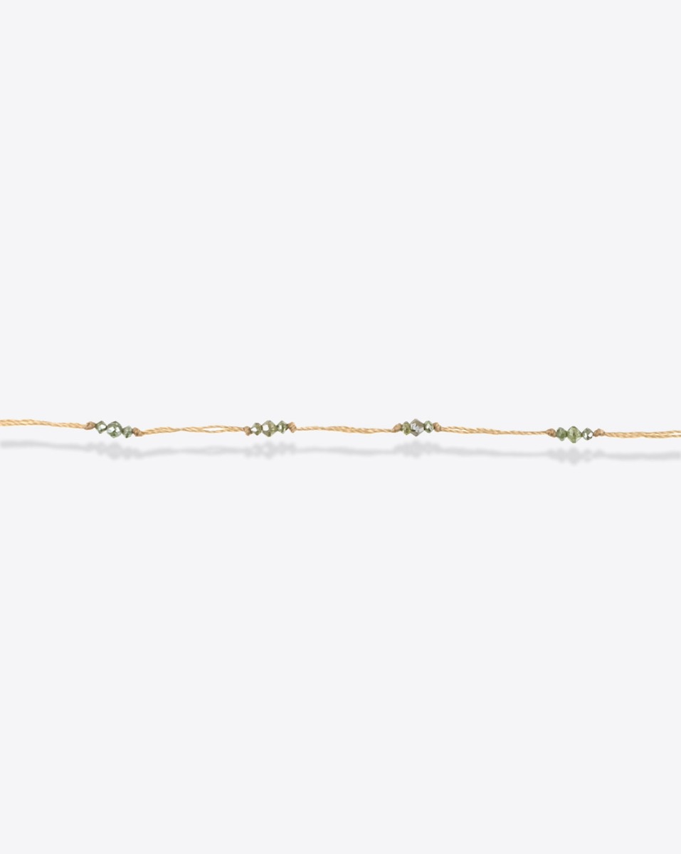 Bracelet T.Bee Sharing diamant vert. D&eacute;tail des diamants verts.