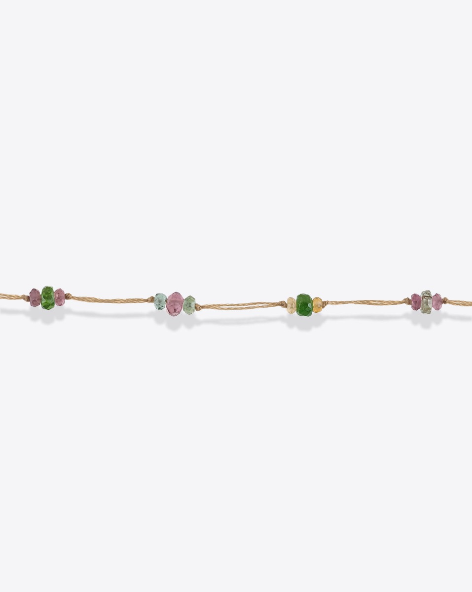 Bracelet T.Bee Duo Sharing pierres semi-pr&eacute;cieuses et tourmaline. D&eacute;tails des pierres fines facett&eacute;es et mont&eacute;es sur un fil r&eacute;sistant.