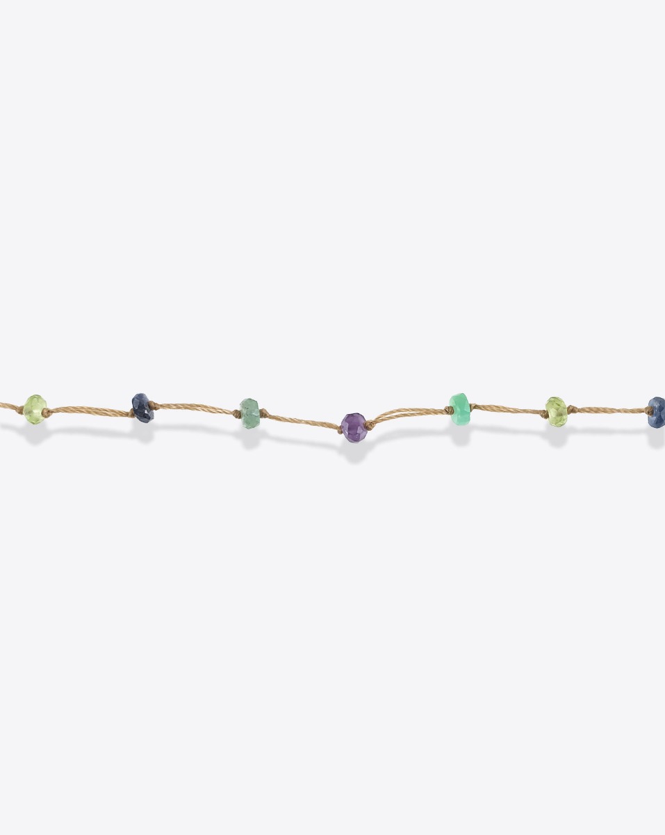 Bracelet T.Bee Fairy Sharing pierres semi-pr&eacute;cieuses et chrysoprase. D&eacute;tails des pierres fines facett&eacute;es et mont&eacute;es sur un fil r&eacute;sistant beige.