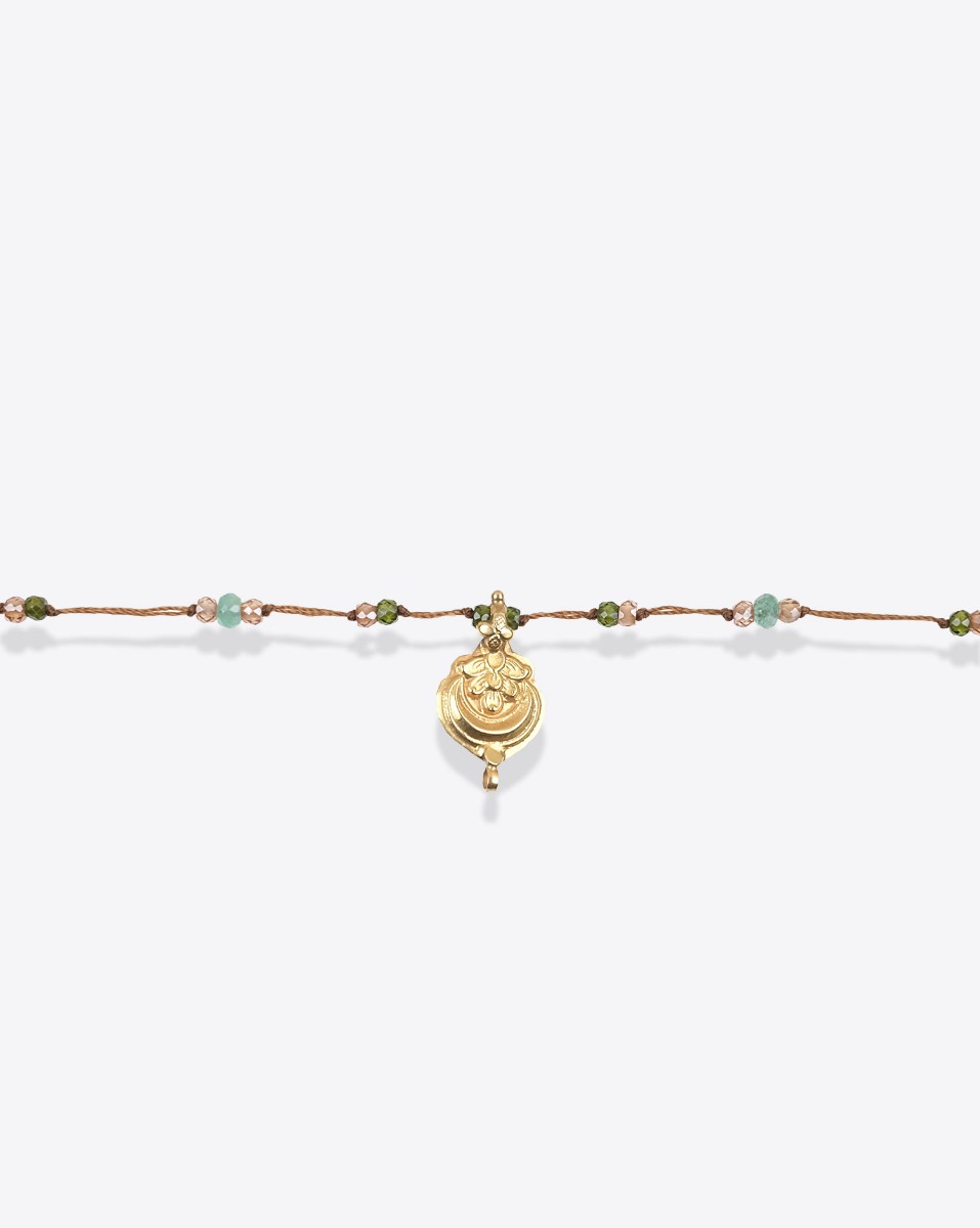 Collier court Goldie Sharing avec charm ancien en plaqu&eacute; or sur fil tabac parsem&eacute; de pierres semi-pr&eacute;cieuses. D&eacute;tail du talisman. Pi&egrave;ce unique. 