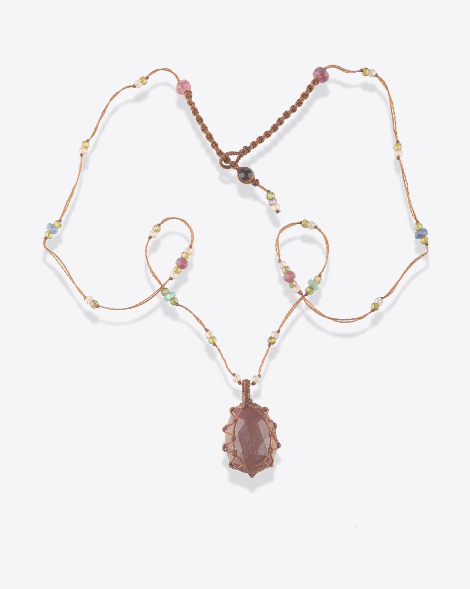 Produit Collier court Tibétain cordon tabac pierre Corundum Sharing. 

