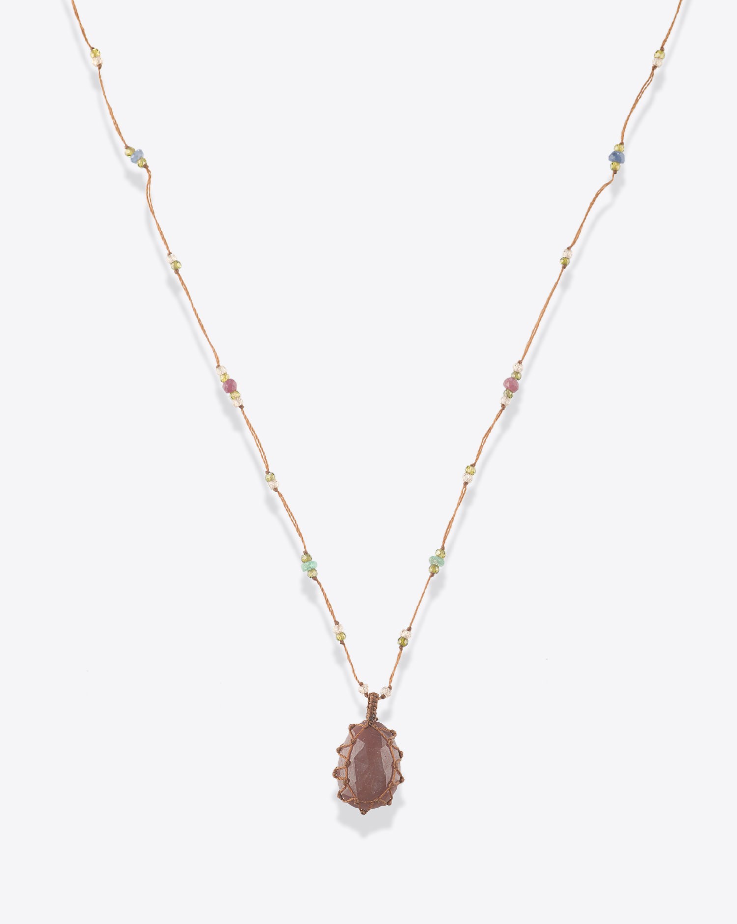 Produit Collier court Tibétain cordon tabac pierre Corundum Sharing. 

