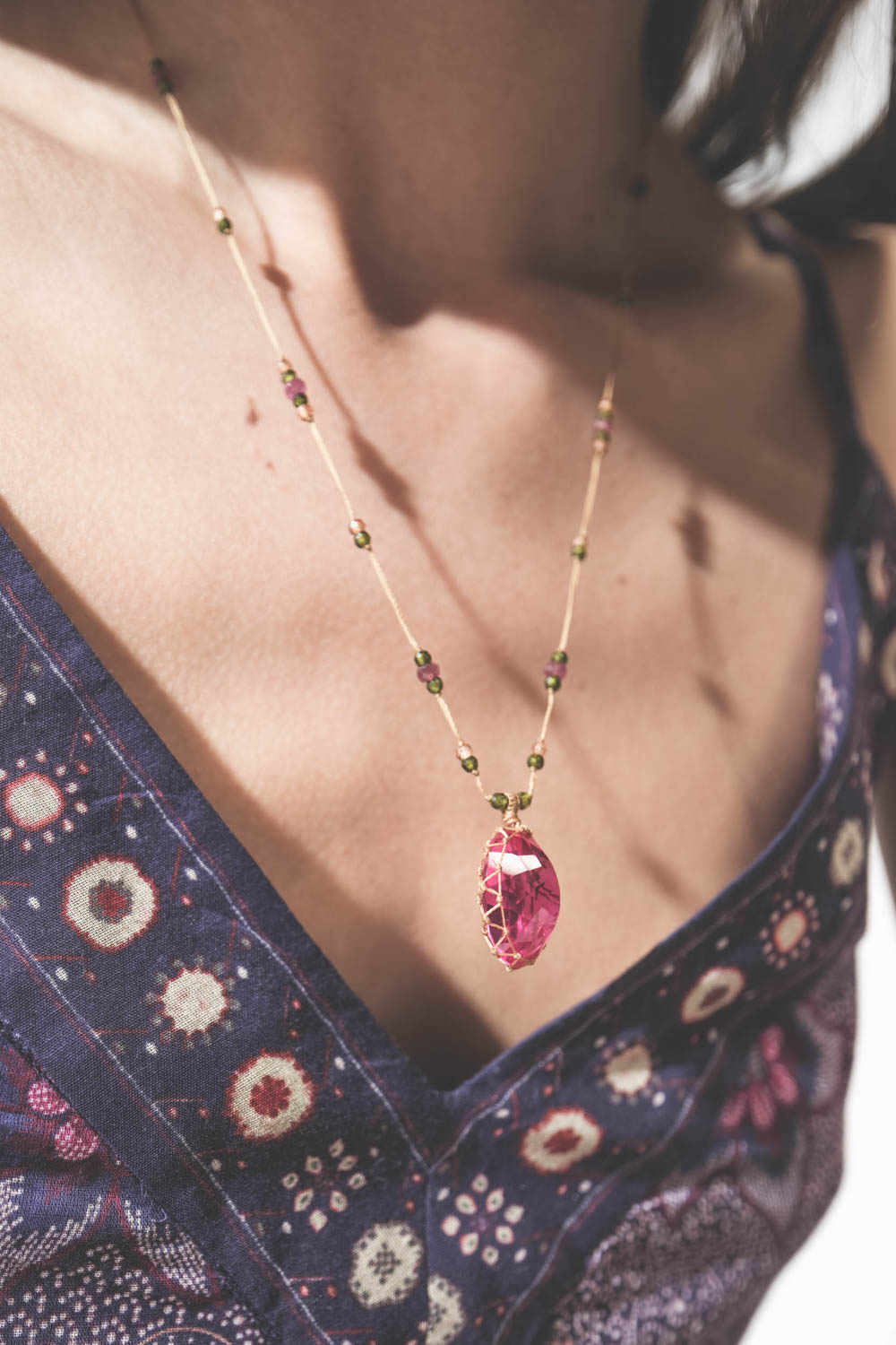 Collier court tibétain sur cordon beige avec perle pierre rose Indian Glass Pink Sharing. Porté de profil.