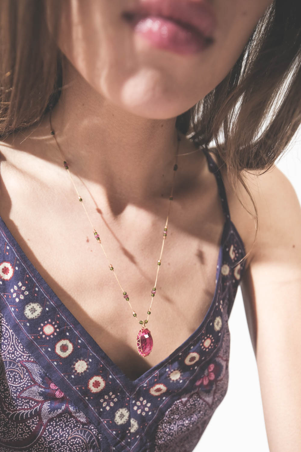 Collier court tibétain sur cordon beige avec perle pierre rose Indian Glass Pink Sharing. Porté de face.