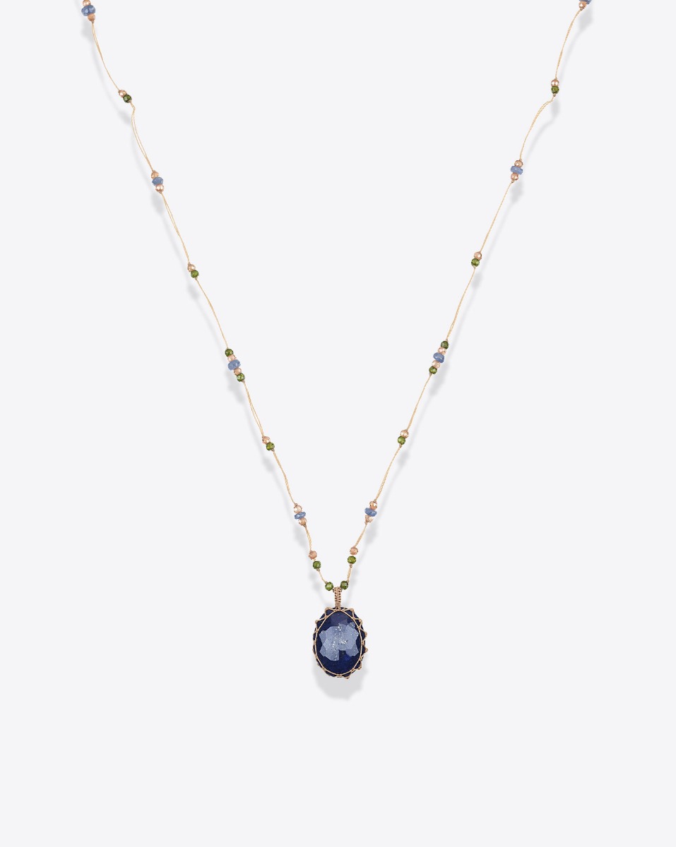 Collier court tib&eacute;tain Sharing lapis sur fil beige parsem&eacute; de pierres semi-pr&eacute;cieuses, vu de face. Pi&egrave;ce unique.