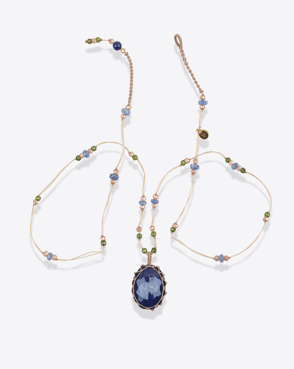 Collier court tib&eacute;tain Sharing lapis sur fil beige parsem&eacute; de pierres semi-pr&eacute;cieuses. Pi&egrave;ce unique.