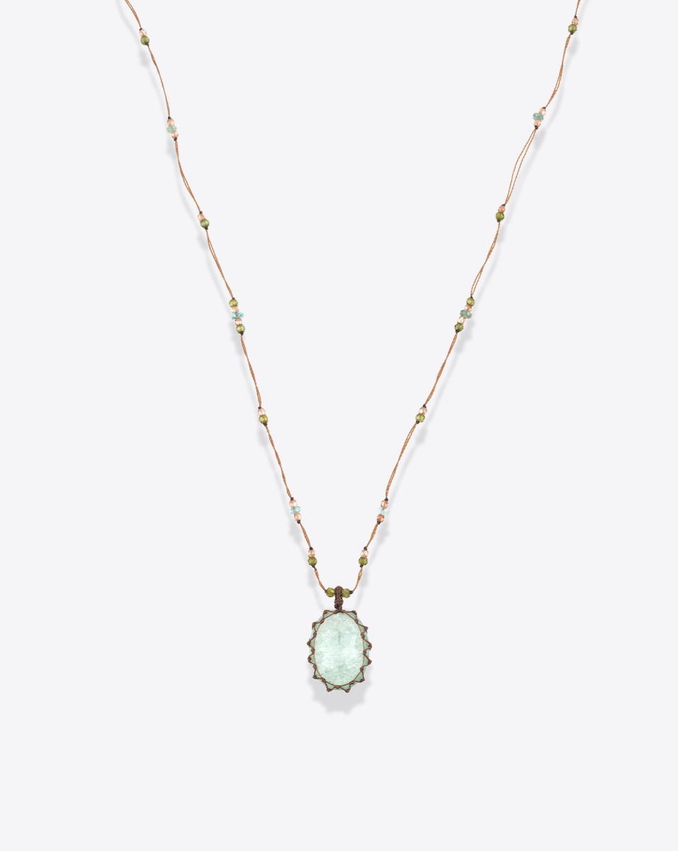 Collier court Sharing Strawberry Quartz vert sur fil tabac parsem&eacute; de pierres semi-pr&eacute;cieuses, vu de face. Pi&egrave;ce unique.