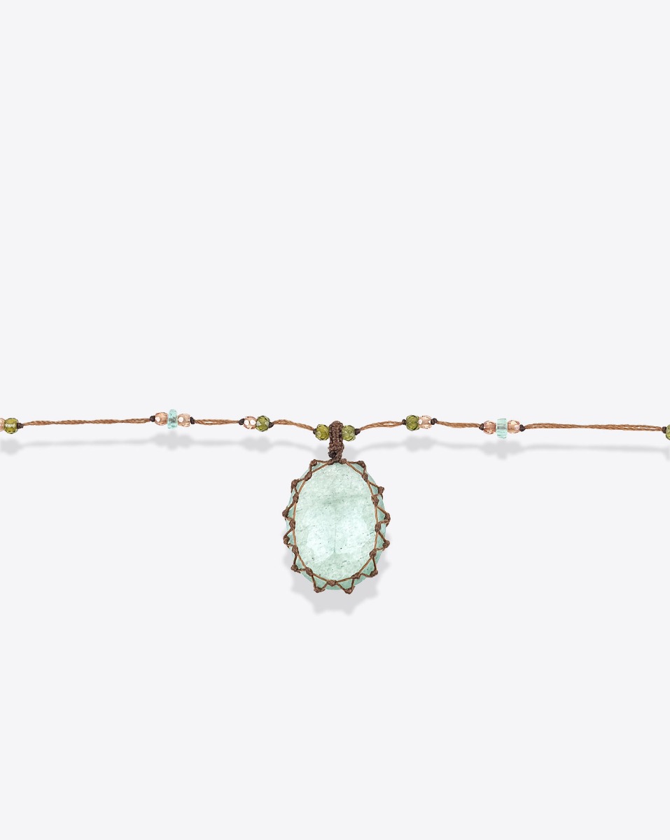 Collier court Sharing Strawberry Quartz vert sur fil tabac parsem&eacute; de pierres semi-pr&eacute;cieuses. D&eacute;tail de la pierre facett&eacute;e. Pi&egrave;ce unique.