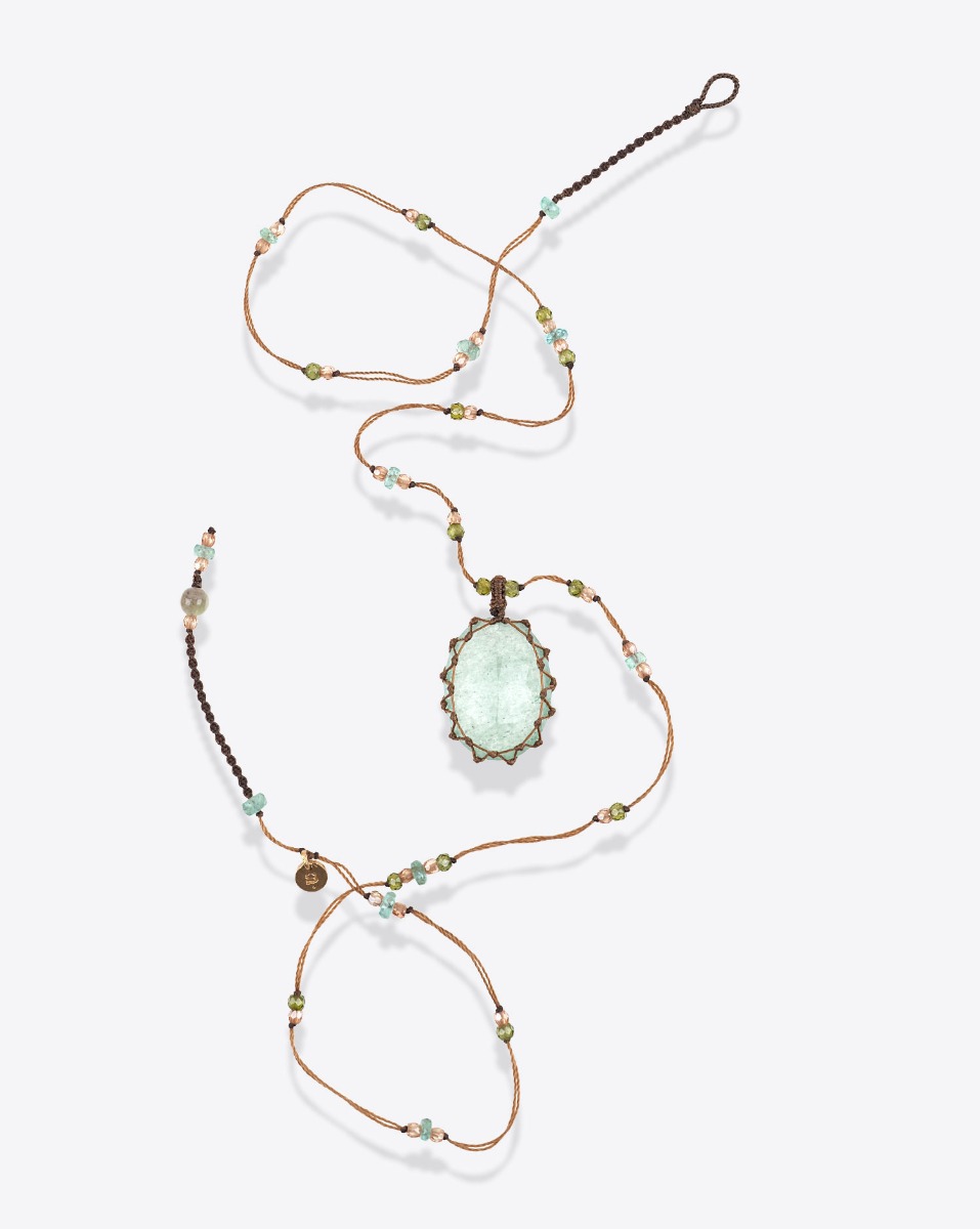 Collier court Sharing Strawberry Quartz vert sur fil tabac parsem&eacute; de pierres semi-pr&eacute;cieuses. Pi&egrave;ce unique.