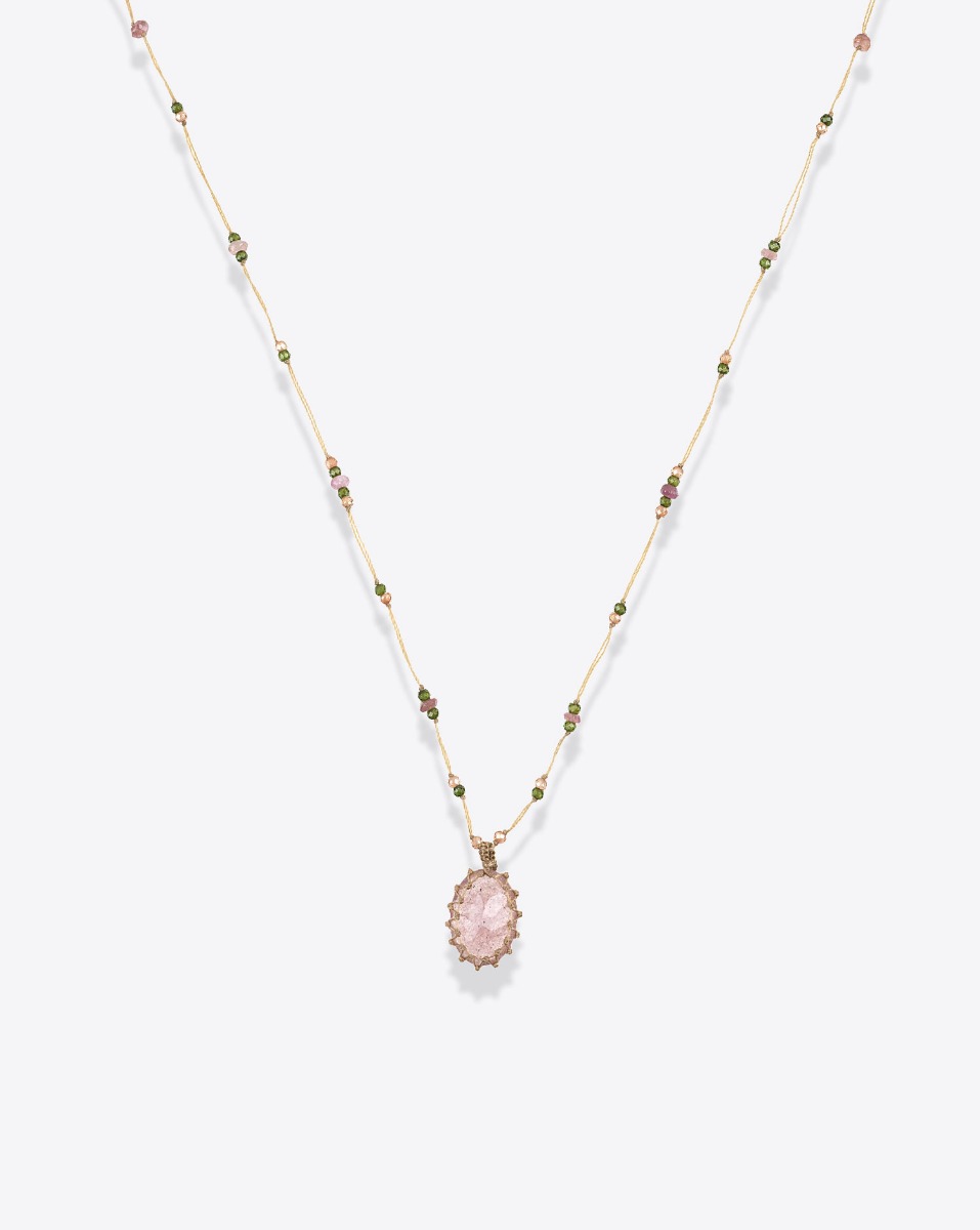 Collier court tib&eacute;tain Sharing Strawberry quartz rose sur lien beige parsem&eacute; de pierres semi-pr&eacute;cieuses, vu de face. Pi&egrave;ce unique.
