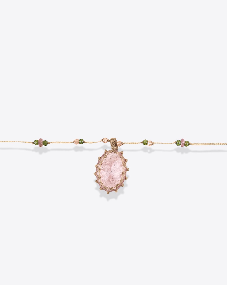 Collier court tib&eacute;tain Sharing Strawberry quartz rose sur lien beige parsem&eacute; de pierres semi-pr&eacute;cieuses. D&eacute;tail de la pierre facett&eacute;e. Pi&egrave;ce unique.