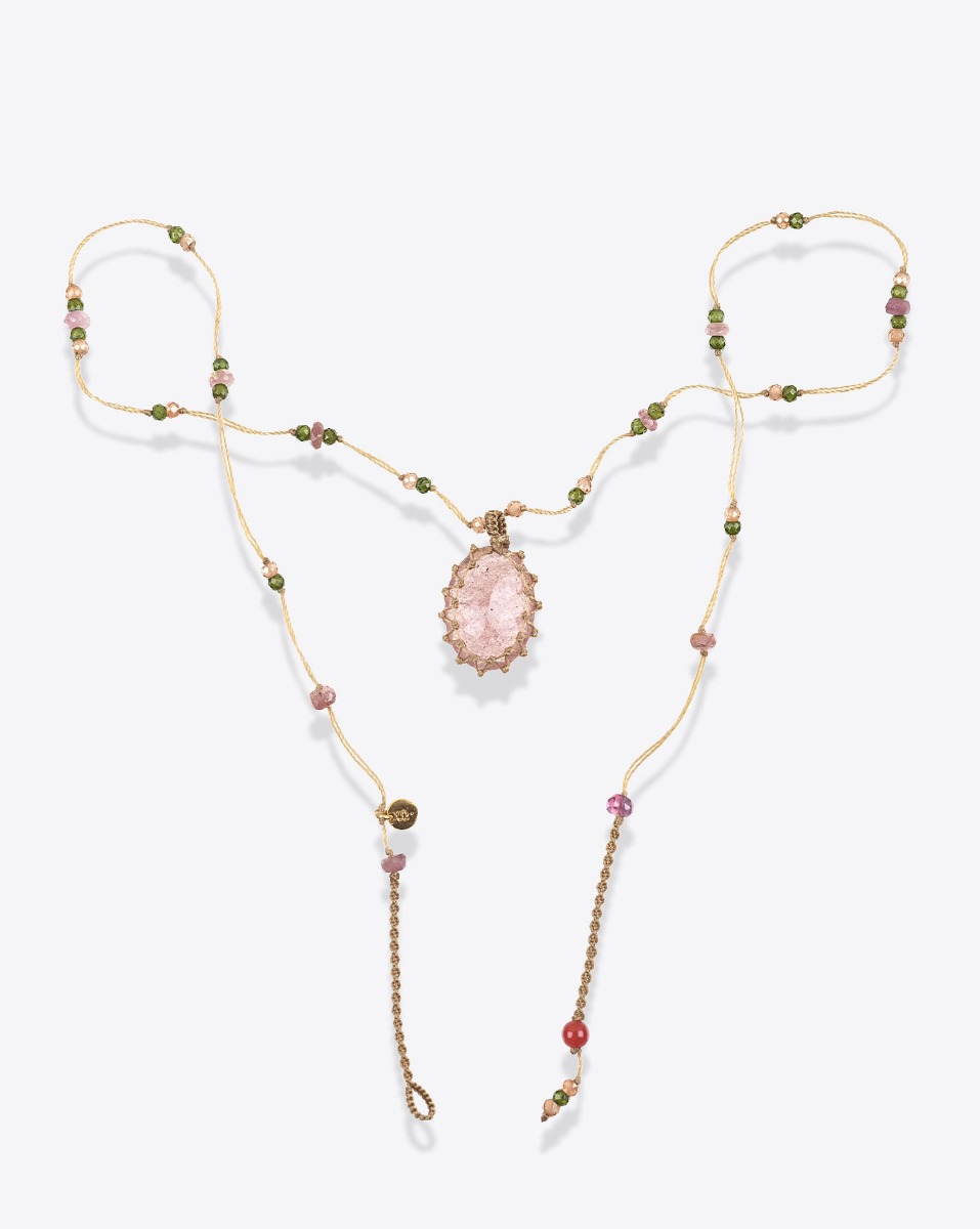 Collier court tib&eacute;tain Sharing Strawberry quartz rose sur lien beige parsem&eacute; de pierres semi-pr&eacute;cieuses. Pi&egrave;ce unique.