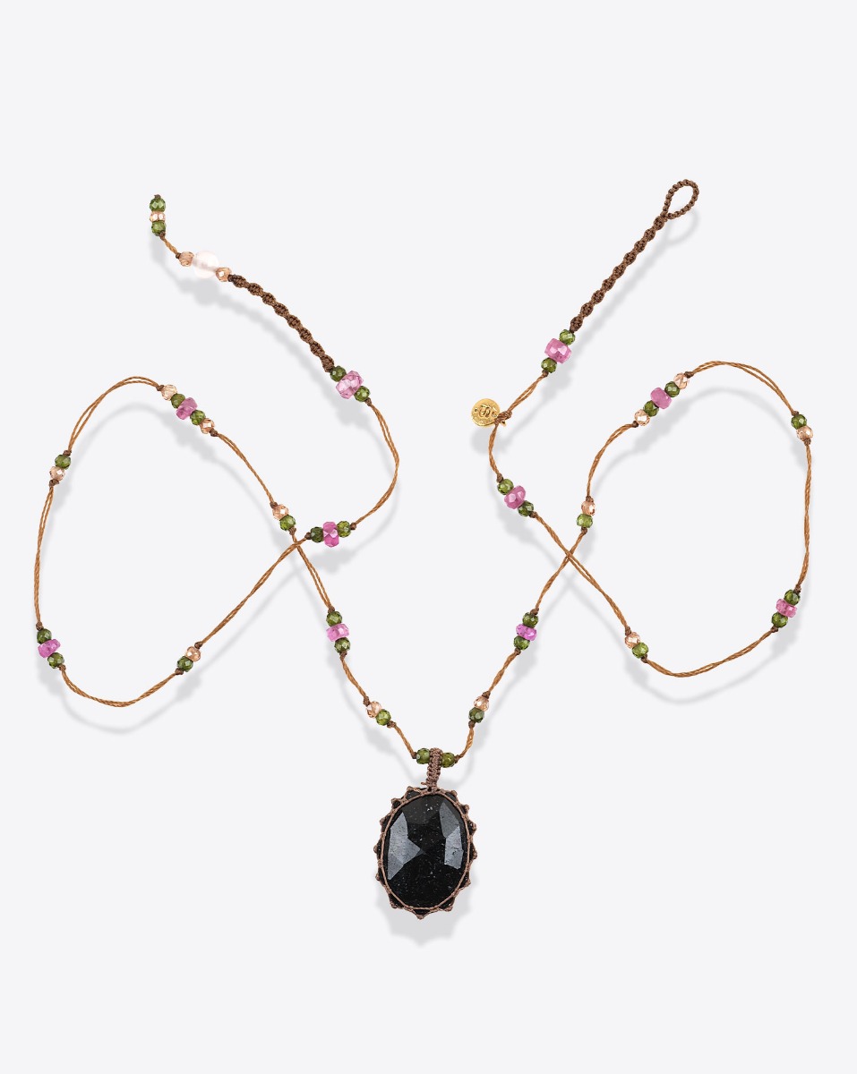 Collier court tib&eacute;tain tourmaline noire sur fil tabac parsem&eacute; de pierres semi-pr&eacute;cieuses. Pi&egrave;ce unique.