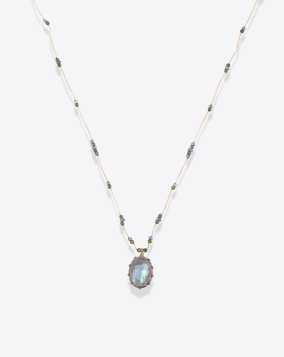 Collier court tib&eacute;tain Sharing labradorite verte sur fil beige parsem&eacute; de pierres semi-pr&eacute;cieuses, vu de face. Pi&egrave;ce unique.