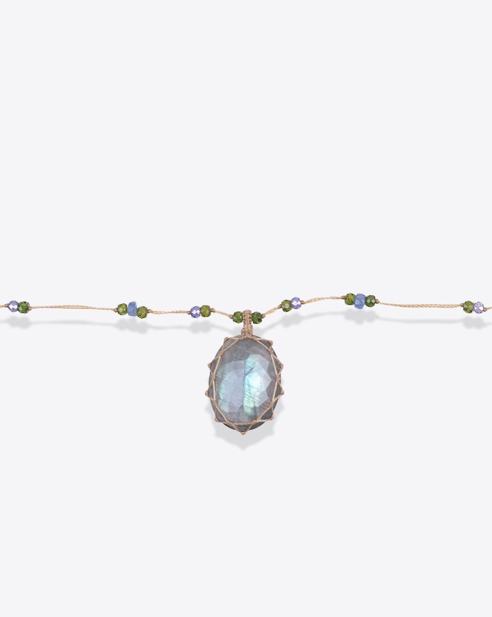 Collier court tib&eacute;tain Sharing labradorite verte sur fil beige parsem&eacute; de pierres semi-pr&eacute;cieuses. D&eacute;tail de la pierre facett&eacute;e. Pi&egrave;ce unique.