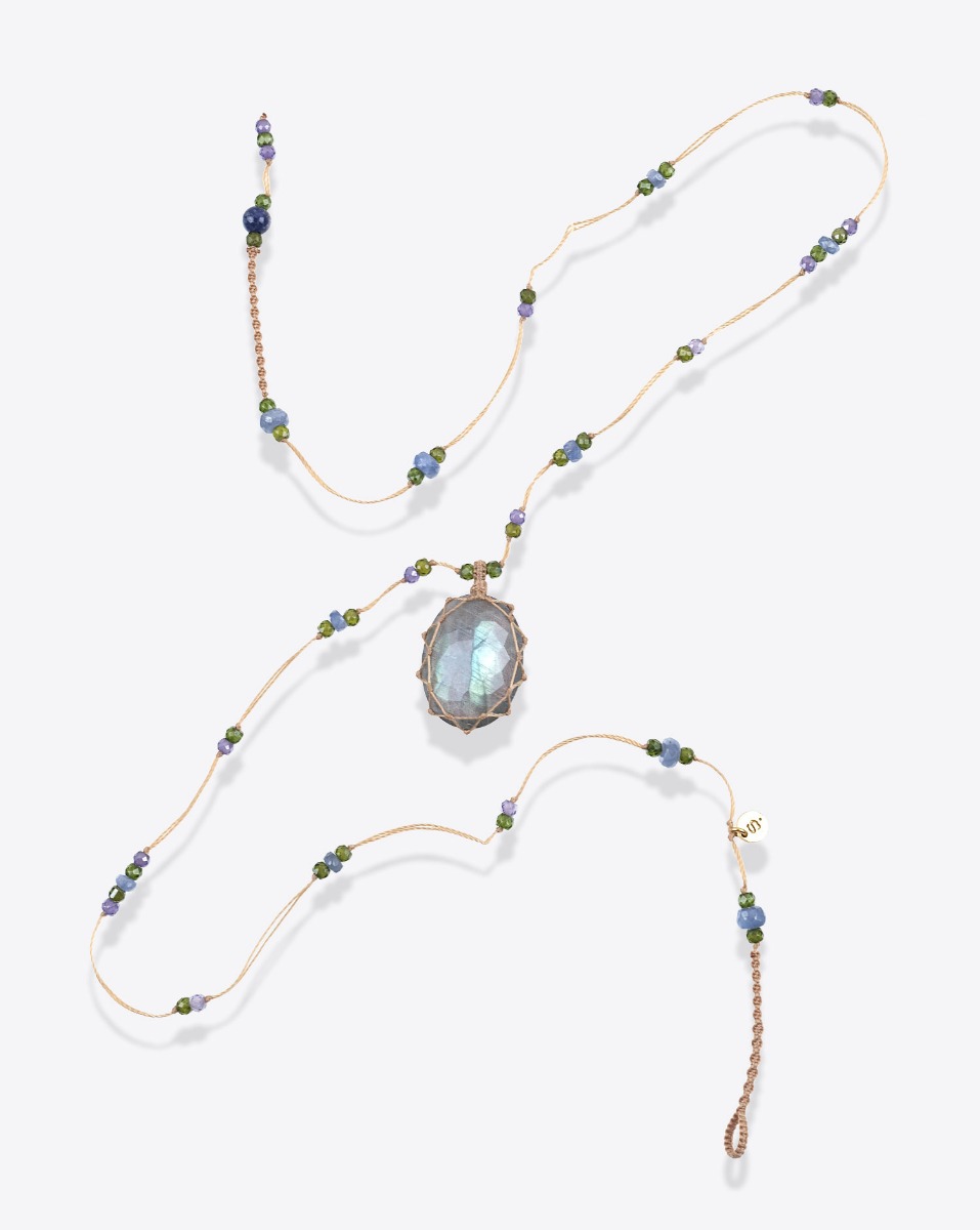 Collier court tib&eacute;tain Sharing labradorite verte sur fil beige parsem&eacute; de pierres semi-pr&eacute;cieuses. Pi&egrave;ce unique.