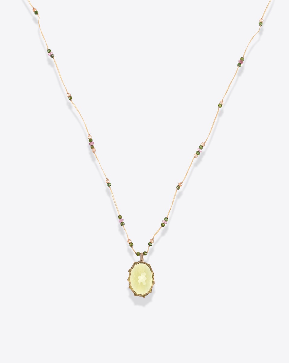 Collier court tib&eacute;tain Sharing Quartz olive sur cordon beige parsem&eacute; de pierres semi-pr&eacute;cieuses, vu de face.