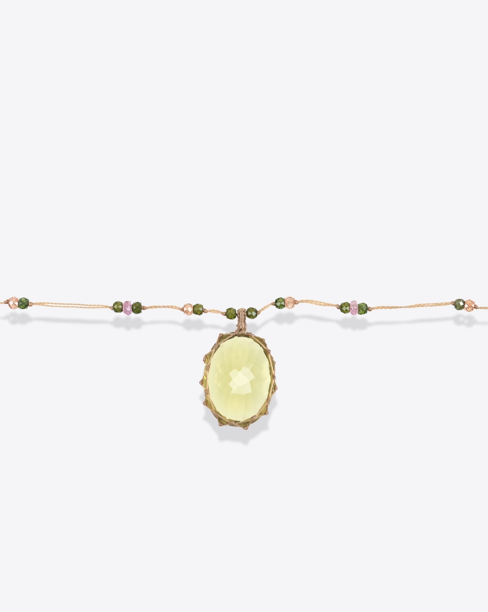 Collier court tib&eacute;tain Sharing Quartz olive sur cordon beige parsem&eacute; de pierres semi-pr&eacute;cieuses. D&eacute;tail de la pierre facett&eacute;e. Pi&egrave;ce unique.