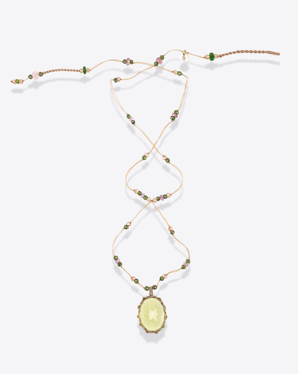 Collier court tib&eacute;tain Sharing Quartz olive sur cordon beige parsem&eacute; de pierres semi-pr&eacute;cieuses. Pi&egrave;ce unique.