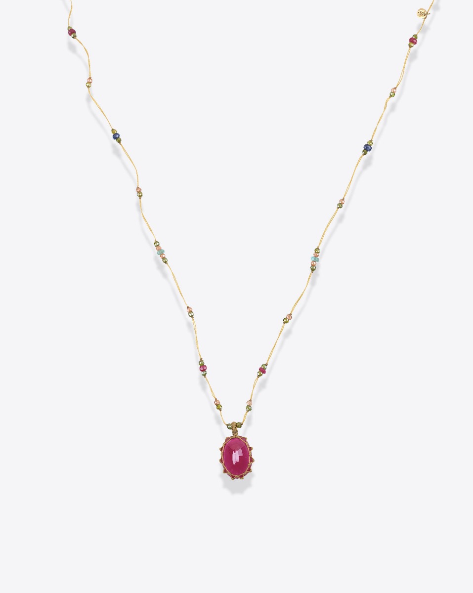 Collier court tib&eacute;tain rubis glass sur fil beige parsem&eacute; de pierres semi-pr&eacute;cieuses, vu de face. Pi&egrave;ce unique.