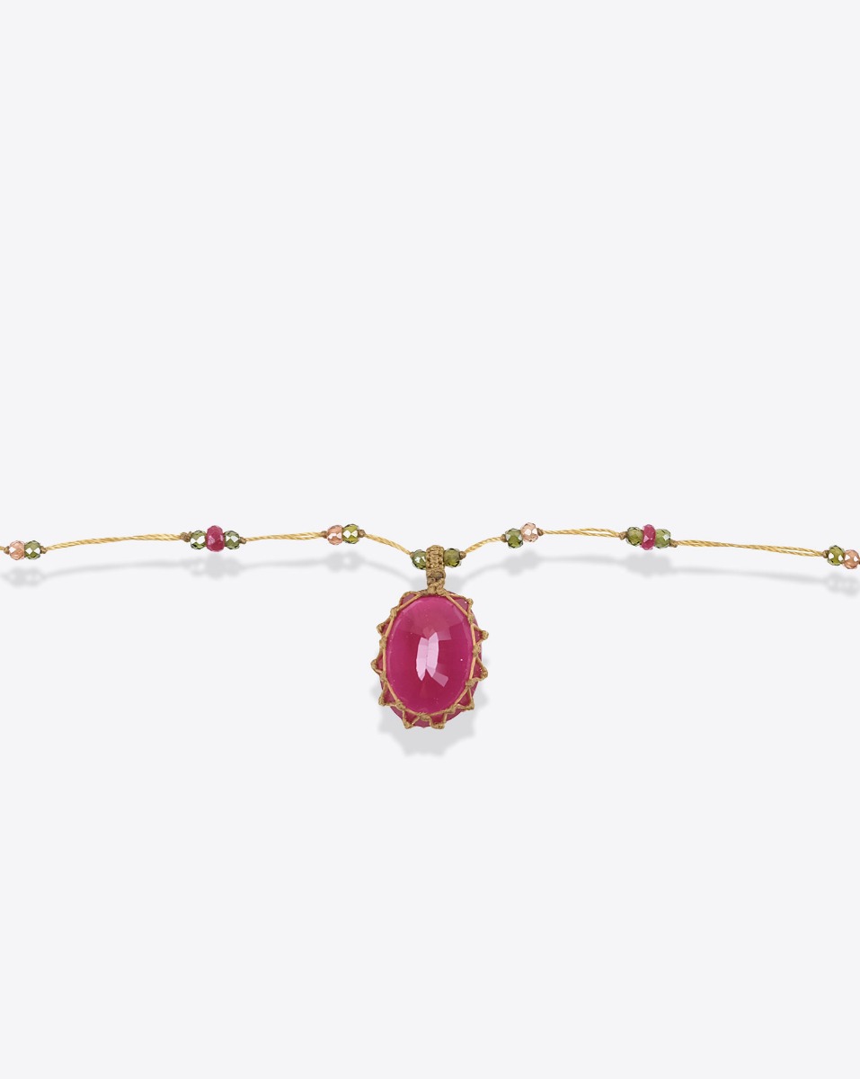 Collier court tib&eacute;tain rubis glass sur fil beige parsem&eacute; de pierres semi-pr&eacute;cieuses. D&eacute;tail de la pierre facett&eacute;e. Pi&egrave;ce unique.