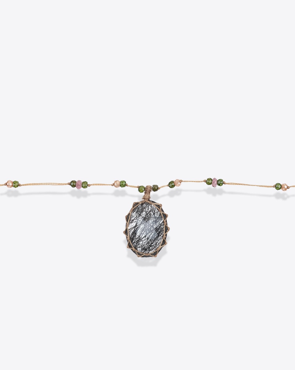 Collier court tib&eacute;tain Sharing en quartz rutile noir sur fil beige parsem&eacute; de pierres semi-pr&eacute;cieuses. D&eacute;tail de la pierre facett&eacute;e. Pi&egrave;ce unique.