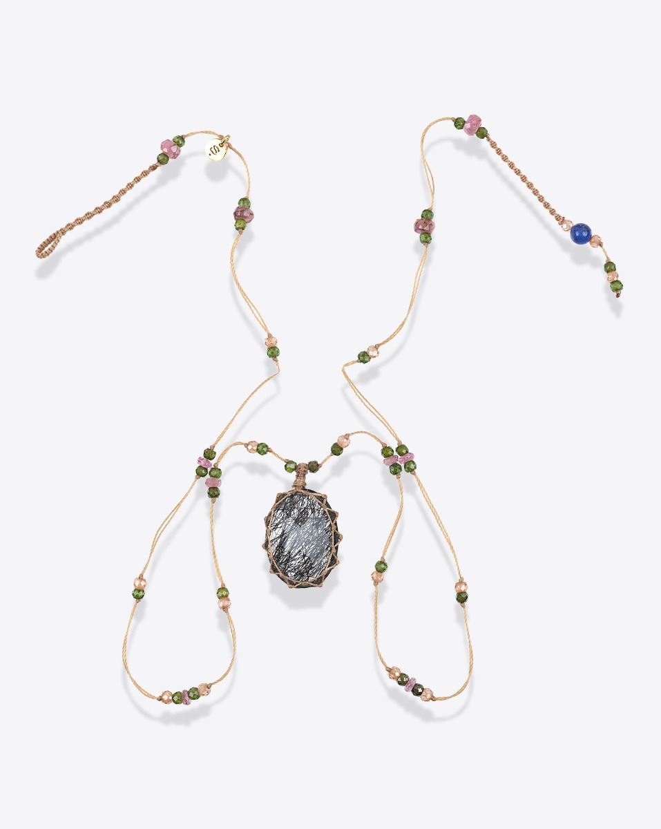 Collier court tib&eacute;tain Sharing en quartz rutile noir sur fil beige parsem&eacute; de pierres semi-pr&eacute;cieuses. Pi&egrave;ce unique.