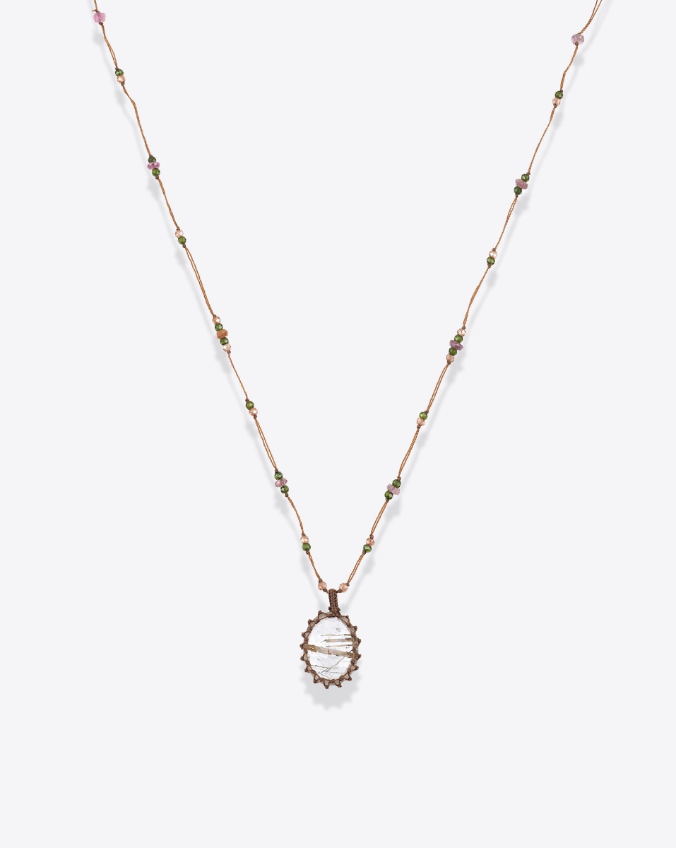 Collier court tib&eacute;tain Sharing en Quartz Rutile Or sur lien beige parsem&eacute; de pierres semi-pr&eacute;cieuses, vu de face. Pi&egrave;ce unique.