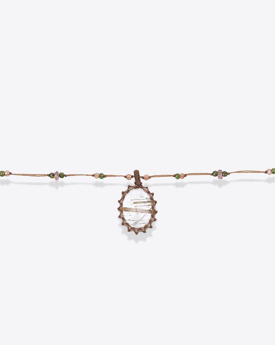 Collier court tib&eacute;tain Sharing en Quartz Rutile Or sur lien beige parsem&eacute; de pierres semi-pr&eacute;cieuses. D&eacute;tail de la pierre facett&eacute;e. Pi&egrave;ce unique.