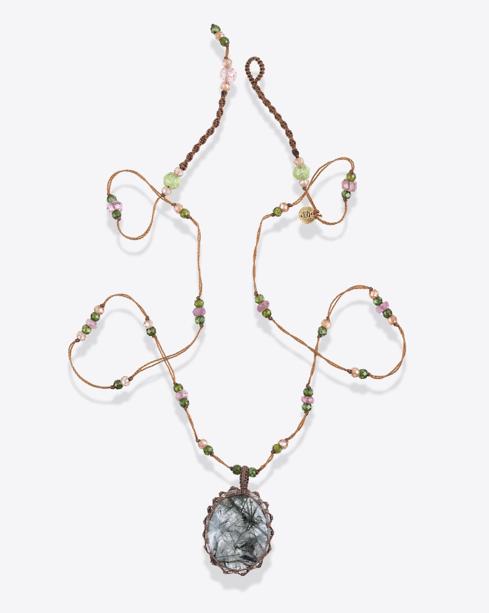 Collier court tib&eacute;tain Sharing Rutile Quartz Green sur un fil tabac parsem&eacute; de pierres semi-pr&eacute;cieuses. Pi&egrave;ce unique.