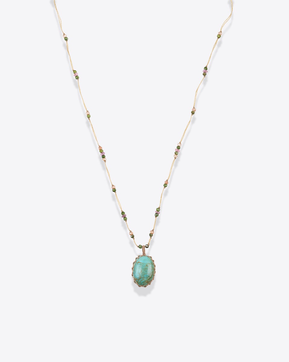 Collier court tib&eacute;tain Sharing Turquoise sur fil beige parsem&eacute; de pierres semi-pr&eacute;cieuses, vu de face. Pi&egrave;ce unique.