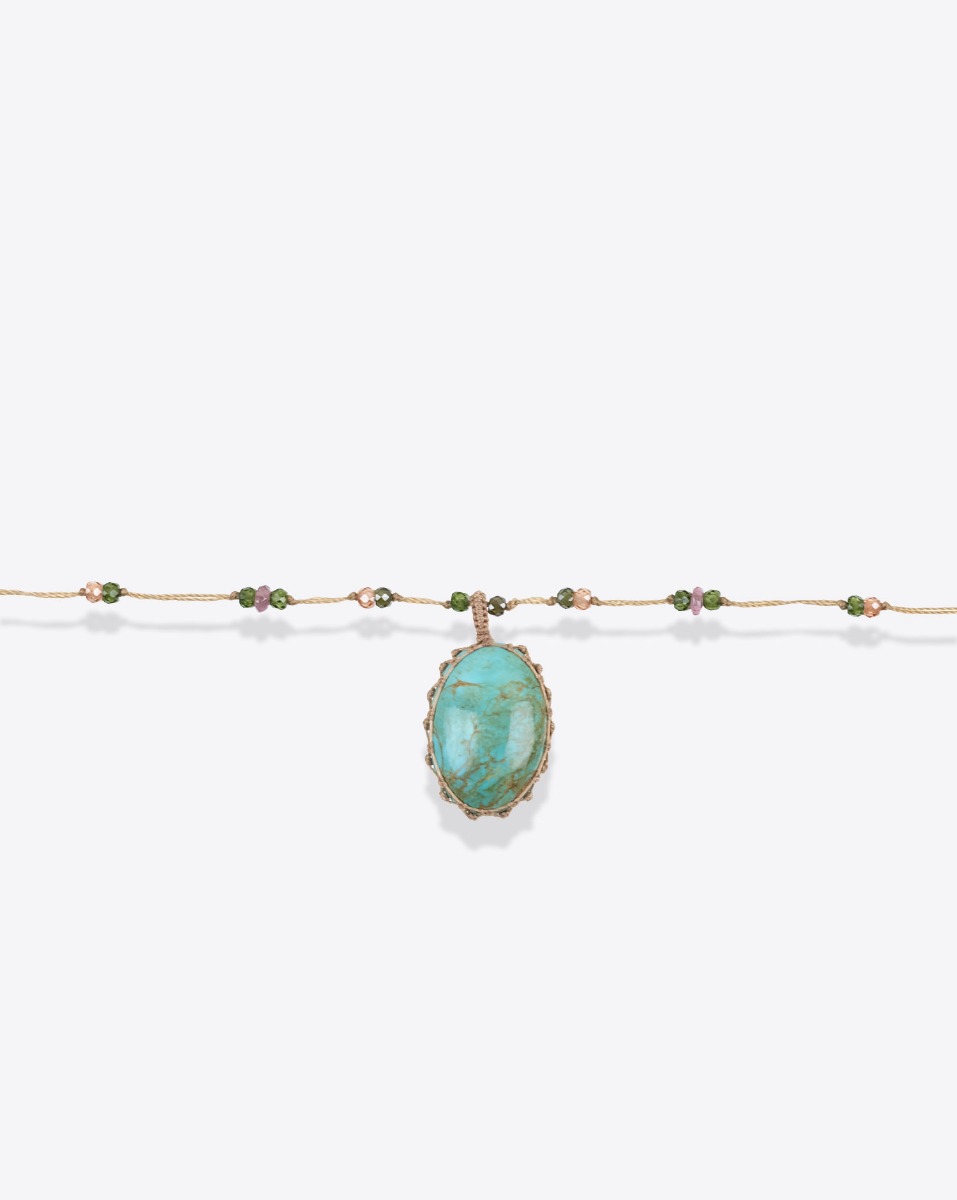 Collier court tib&eacute;tain Sharing Turquoise sur fil beige parsem&eacute; de pierres semi-pr&eacute;cieuses. D&eacute;tail de la pierre cabochon. Pi&egrave;ce unique.