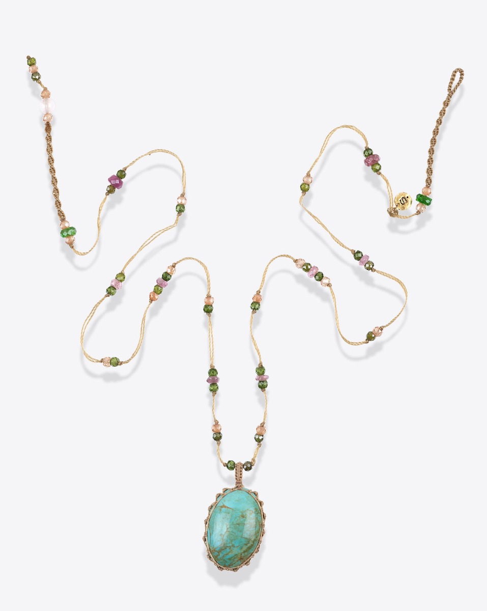 Collier court tib&eacute;tain Sharing Turquoise sur fil beige parsem&eacute; de pierres semi-pr&eacute;cieuses. Pi&egrave;ce unique.