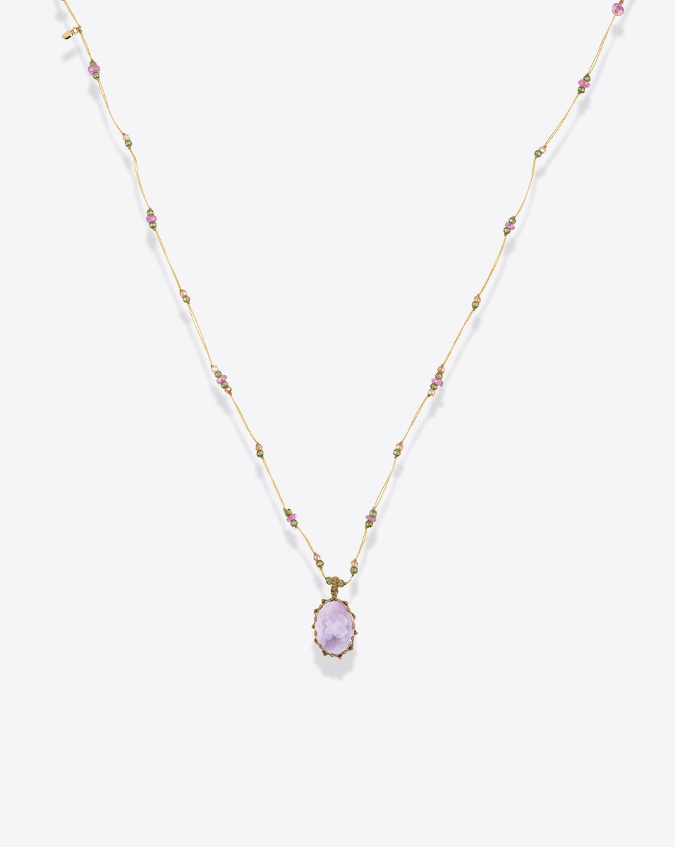 Collier court tib&eacute;tain Sharing Am&eacute;thyste Purple sur fil beige parsem&eacute; de pierres semi-pr&eacute;cieuses, vu de face. Pi&egrave;ce unique.