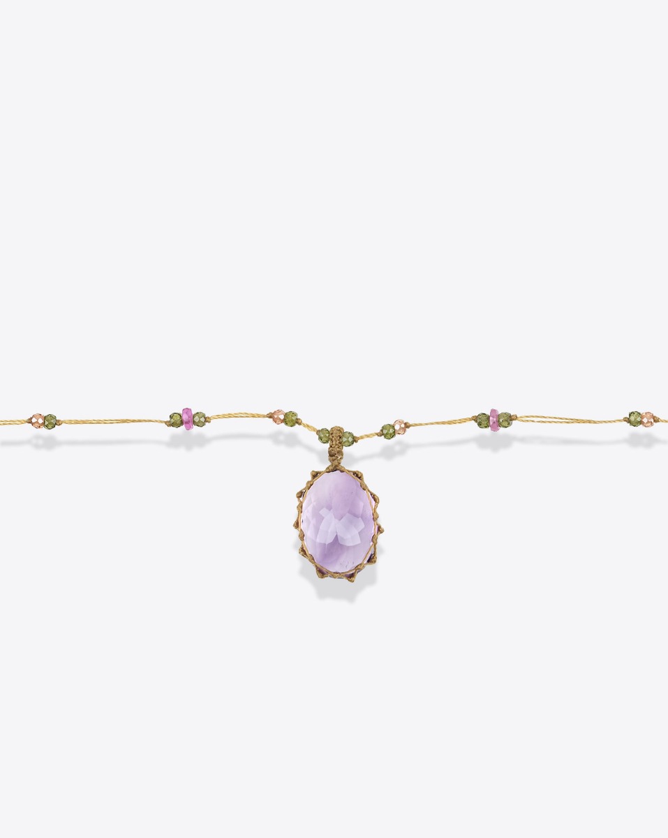 Collier court tib&eacute;tain Sharing Am&eacute;thyste Purple sur fil beige parsem&eacute; de pierres semi-pr&eacute;cieuses. D&eacute;tail de la pierre facett&eacute;e. Pi&egrave;ce unique.