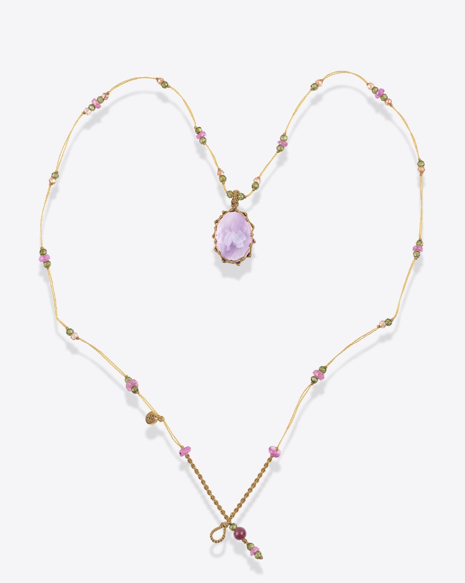 Collier court tib&eacute;tain Sharing Am&eacute;thyste Purple sur fil beige parsem&eacute; de pierres semi-pr&eacute;cieuses. Pi&egrave;ce unique.