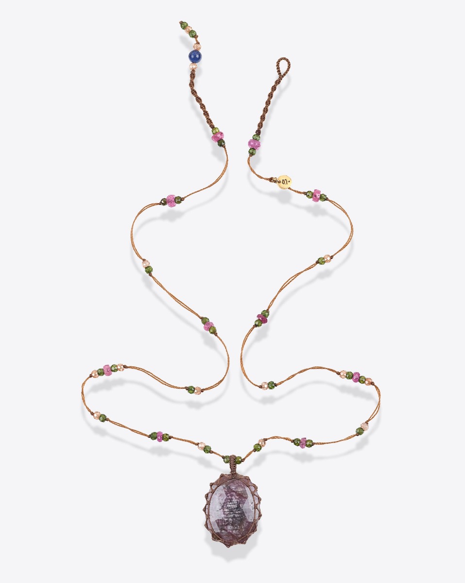 Collier court tib&eacute;tain Sharing Corundum Dark sur fil tabac parsem&eacute; de pierres semi-pr&eacute;cieuses. Pi&egrave;ce unique.