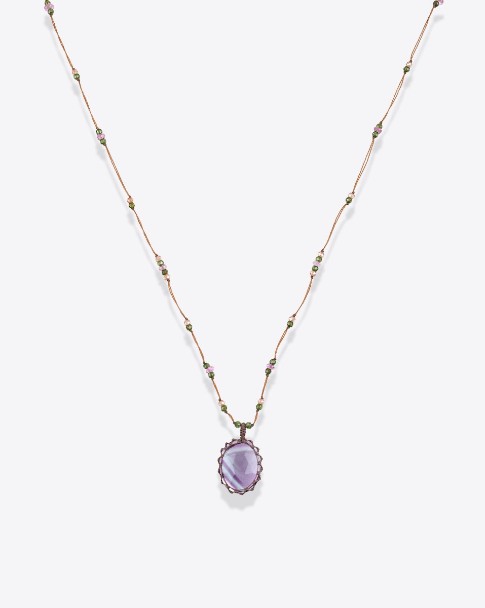 Collier court tib&eacute;tain Fluorite Rainbow sur fil tabac parsem&eacute; de pierres semi-pr&eacute;cieuses, vu de face. Pi&egrave;ce unique.