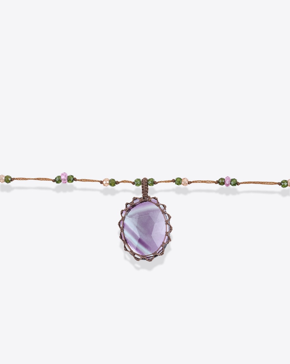 Collier court tib&eacute;tain Fluorite Rainbow sur fil tabac parsem&eacute; de pierres semi-pr&eacute;cieuses. D&eacute;tail de la pierre facett&eacute;e. Pi&egrave;ce unique.