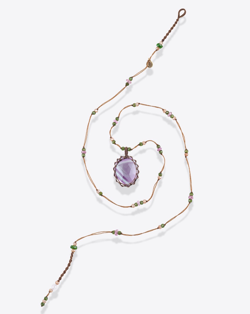 Collier court tib&eacute;tain Fluorite Rainbow sur fil tabac parsem&eacute; de pierres semi-pr&eacute;cieuses. Pi&egrave;ce unique.