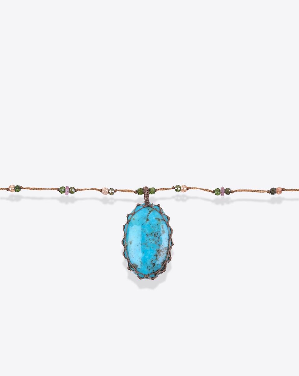 Collier court tib&eacute;tain Sharing Turquoise sur fil tabac parsem&eacute; de pierres semi-pr&eacute;cieuses. D&eacute;tail du cabochon. Pi&egrave;ce unique.