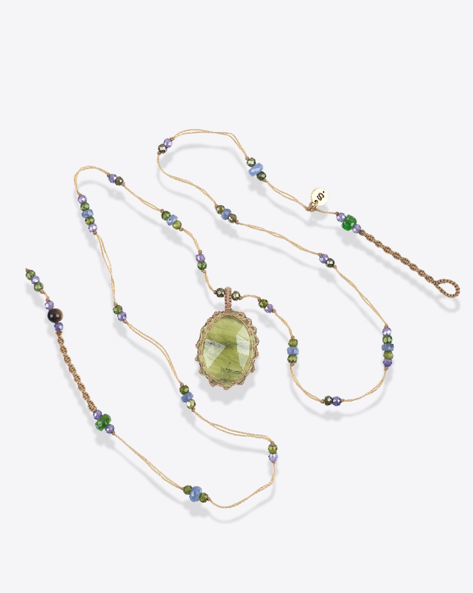 Collier court Tib&eacute;tain Sharing Quartz vert sur fil beige parsem&eacute; de pierres semi-pr&eacute;cieuses. Pi&egrave;ce unique. 