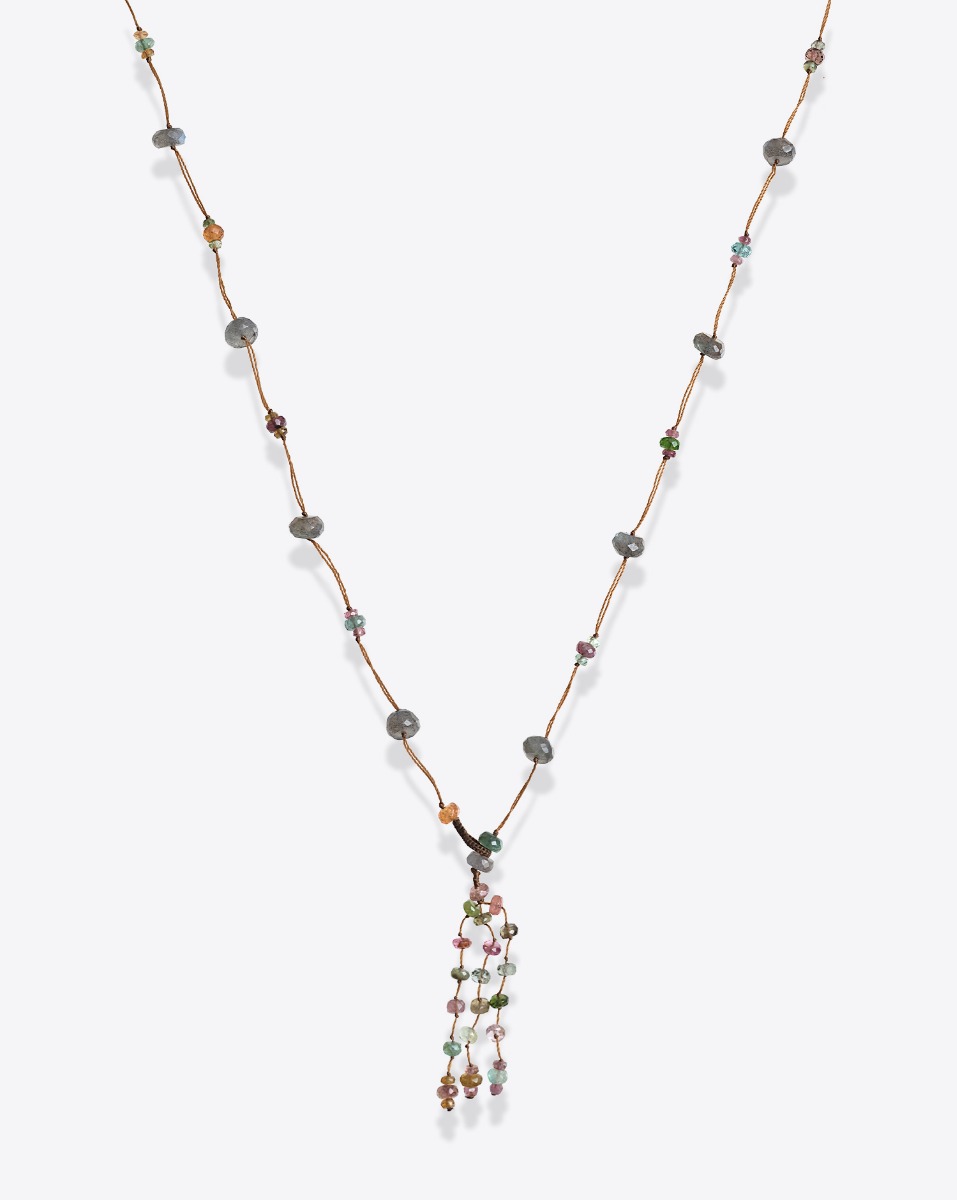 Collier long tib&eacute;tain Sharing Holy pierres labradorite et tourmaline avec pompon sur fil beige, vu de face.