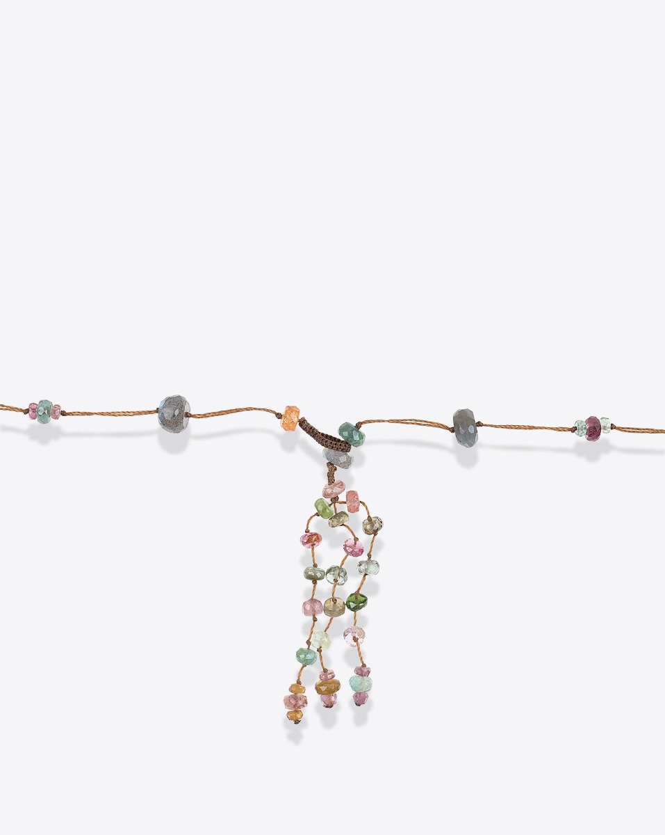 Collier long tib&eacute;tain Sharing Holy pierres labradorite et tourmaline avec pompon sur fil beige. D&eacute;tail du pompon &agrave; trois branches.