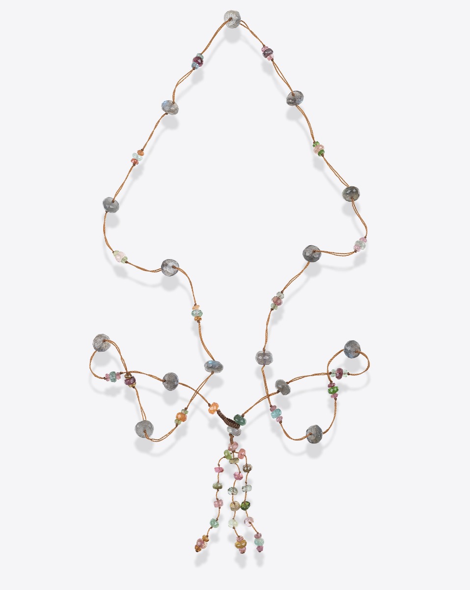 Collier long tib&eacute;tain Sharing Holy pierres labradorite et tourmaline avec pompon sur fil beige.