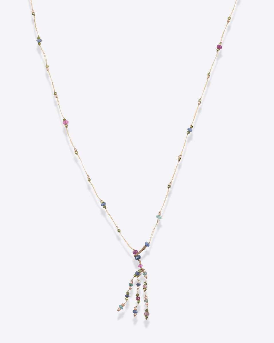 Collier long Sharing Holy en pierres semi-pr&eacute;cieuses facett&eacute;es avec pompon, vu de face.